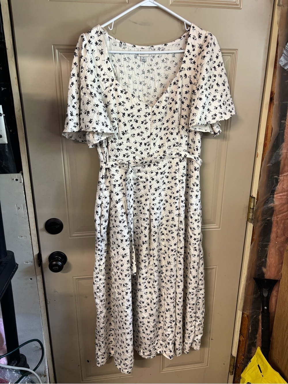 Floral Flutter Sleeve Midi Dress in White and Black